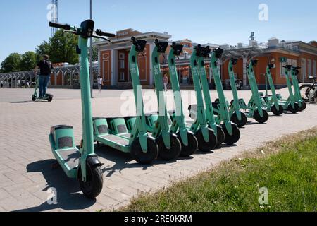 Green partagé Electric Kick scooters ou e-steps de la société Bolt à louer garés à la gare centrale ('stacija') à Sigulda Banque D'Images