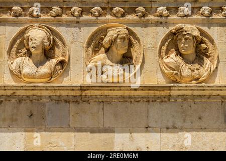 Un médaillon sur la façade principale du couvent de San Marcos. Ancien bâtiment Convento de San Marcos à León, Castille et Léon. Espagne. Bâtiment actuel f Banque D'Images