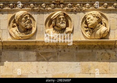 Un médaillon sur la façade principale du couvent de San Marcos. Ancien bâtiment Convento de San Marcos à León, Castille et Léon. Espagne. Bâtiment actuel f Banque D'Images