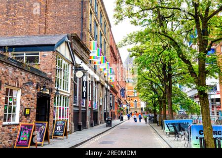 Manchester gay Village sur Canal Street le long du canal Rochdale, Manchester, Angleterre Banque D'Images