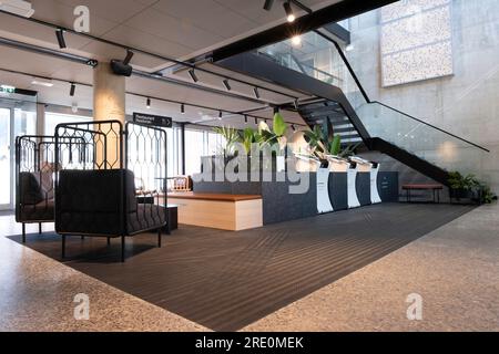 Lobby de l'hôtel cityBOX à Tallinn avec des ordinateurs sur la droite pour l'auto-enregistrement en ligne et pour obtenir la clé Banque D'Images