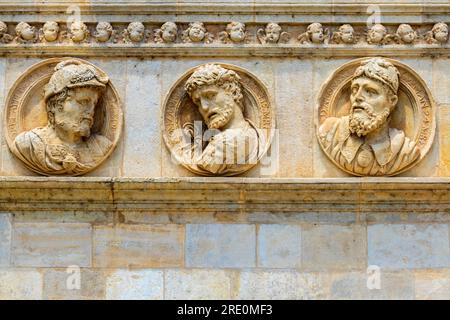 Un médaillon sur la façade principale du couvent de San Marcos. Ancien bâtiment Convento de San Marcos à León, Castille et Léon. Espagne. Bâtiment actuel f Banque D'Images