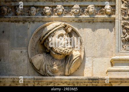 Un médaillon sur la façade principale du couvent de San Marcos. Ancien bâtiment Convento de San Marcos à León, Castille et Léon. Espagne. Bâtiment actuel f Banque D'Images