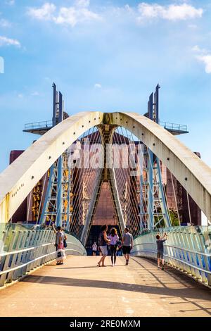 Salford Quays Bridge (Millennium Bridge) avec Quay West Media City en arrière-plan, Manchester, Angleterre Banque D'Images