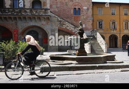 Florence, Italie. 19 juillet 2023. Homme monte à vélo à Prato, dans la banlieue de Florence, région toscane, Italie, le 19 2023 juillet. Des températures élevées devraient persister dans la plupart des régions du centre et du sud de l'Italie jusqu'en juillet 24 au moins. Des avertissements rouges de haute température ont été émis pour 23 villes, dont Bologne, Florence, Rome et Naples. (Photo Elisa Gestri/Sipa USA) crédit : SIPA USA/Alamy Live News Banque D'Images