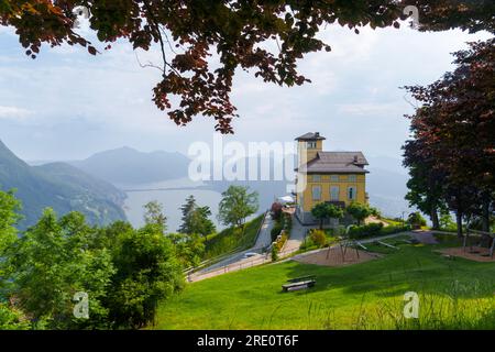 Vue panoramique sur le lac de Lugano depuis le mont Brae, Suisse. Lugano a une saveur méditerranéenne avec des fleurs, des villas et des édifices religieux. Banque D'Images