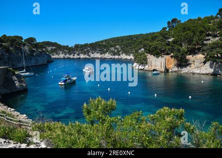 Belle vue sur la mer rocheuse calanque près de Marseille en Provence, France, grand angle Banque D'Images