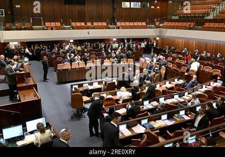 Jérusalem, Israël. 24 juillet 2023. Les membres du Parlement israélien se préparent à voter pour le projet de loi de révision judiciaire à la Knesset israélienne, lundi, à Jérusalem, le 24 juillet 2023. Le gouvernement de Netanyahu a adopté la loi judiciaire clé au milieu d'un conflit national. Photo de Debbie Hill/ crédit : UPI/Alamy Live News Banque D'Images