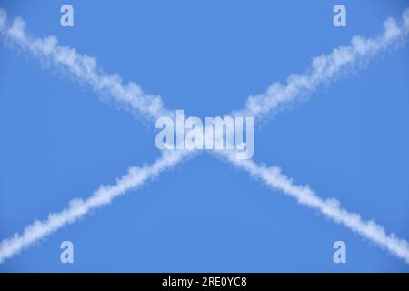 Gros plan de deux contrails croisés, traces blanches d'avion, traînées de condensation de vapeur d'avion à réaction dans le ciel bleu, espace de copie Banque D'Images