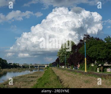 Promenade na Sava Riverbank à Brod et cumulonimbus nuage, paysage avec rivière et nuage Banque D'Images