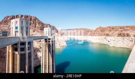 Vue panoramique du lac Mead derrière le barrage Hoover montrant un niveau d'eau record en 2022 Banque D'Images