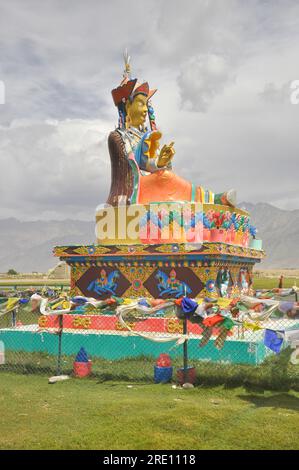 Vue latérale de la statue de Guru Padmasambhava dans le village de Sani, Padum, vallée du Zanskar, Ladakh, INDE Banque D'Images