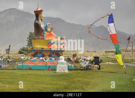 Vue latérale de la statue de Guru Padmasambhava dans le village de Sani, Padum, vallée du Zanskar, Ladakh, INDE Banque D'Images