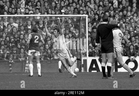 Photo du dossier datée du 08-04-1977 de Trevor Francis. L'ancien attaquant de Birmingham et d'Angleterre Trevor Francis, qui est devenu le premier footballeur britannique de 1 millions de livres sterling lorsqu'il a rejoint Nottingham Forest en 1979, est décédé à l'âge de 69 ans, a annoncé un porte-parole de la famille. Date de parution : lundi 24 juillet 2023. Banque D'Images