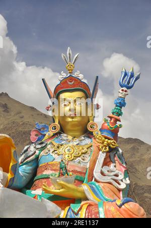 Gros plan de la statue de Guru Padmasambhava dans le village de Sani, Padum, vallée du Zanskar, Ladakh, INDE Banque D'Images