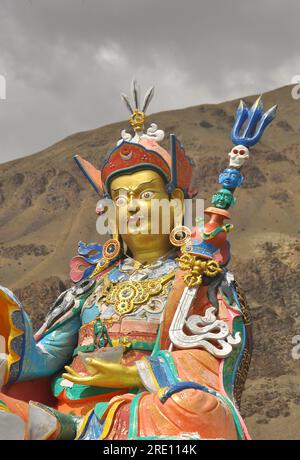 Gros plan de la statue de Guru Padmasambhava dans le village de Sani, Padum, vallée du Zanskar, Ladakh, INDE Banque D'Images