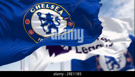 Londres, Royaume-Uni, juillet 12 2023 : les drapeaux du Chelsea football Club et de la Premier League brandissent par temps clair. Tissu ondulé. Mise au point sélective. Editoria illustrative Banque D'Images