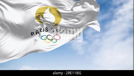 Paris, FR, 23 mai 2023 : le drapeau des Jeux Olympiques de Paris 2024 agitant dans le vent. Événement sportif international à venir. Illustration éditorial 3D Ill Banque D'Images