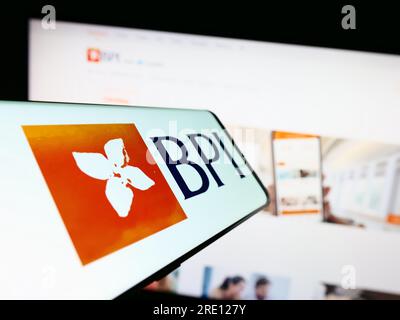 Téléphone portable avec le logo de Banco Portugues de Investimento sa (BPI) sur l'écran devant le site Web de l'entreprise. Concentrez-vous sur le centre gauche de l'écran du téléphone. Banque D'Images