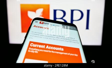 Smartphone avec site web de Banco Portugues de Investimento S.A. (BPI) à l'écran devant le logo de l'entreprise. Effectuez le focus sur le coin supérieur gauche de l'écran du téléphone. Banque D'Images