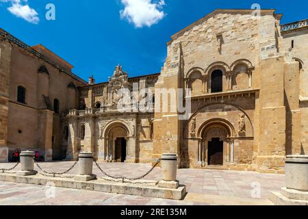 La basilique romane de San Isidoro a été consacrée en 1149 en présence du roi Alphonse VII et de plusieurs évêques dont l'archevêque de Sant Banque D'Images