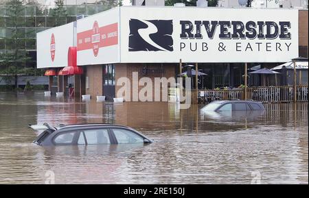 (230724) -- BEIJING, 24 juillet 2023 (Xinhua) -- des voitures ont été vues presque submergées à l'extérieur d'un restaurant à Bedford, Nouvelle-Écosse, Canada, le 22 juillet 2023. (Gouvernement de la Nouvelle-Écosse/document via Xinhua) Banque D'Images