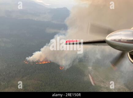 (230724) -- BEIJING, 24 juillet 2023 (Xinhua) -- cette photo aérienne prise le 7 juillet 2023 montre des feux de forêt dans la partie nord de la Colombie-Britannique, au Canada. (BC Wildfire Service/document via Xinhua) Banque D'Images