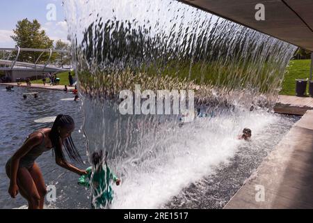 (230724) -- PÉKIN, 24 juillet 2023 (Xinhua) -- les gens se rafraîchissent dans une fontaine à Washington, D.C., États-Unis, le 11 juillet 2023. (Photo de Aaron Schwartz/Xinhua) Banque D'Images