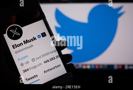 24 juillet 2023, Berlin : ILLUSTRATION - profil officiel du propriétaire de Twitter Musk sur un écran de smartphone comme sa photo de profil montre la lettre blanche X sur un fond noir, tandis que le logo précédent du service de messagerie courte est affiché sur un moniteur en arrière-plan. Musk essaie d'établir X comme nouveau nom pour le service de messagerie courte. Photo : Monika Skolimowska/dpa Banque D'Images