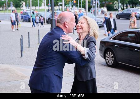 24 juillet 2023, Berlin : Kai Wegner (CDU), maire de Berlin reçoit Amy Gutmann, États-Unis Ambassadeur, aux Rotes Rathaus. Photo : Annette Riedl/dpa Banque D'Images