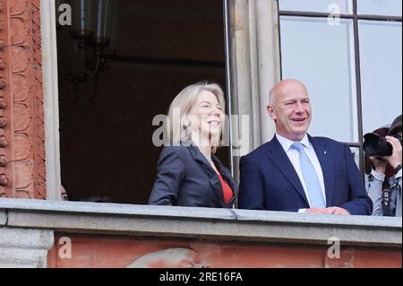 24 juillet 2023, Berlin : Kai Wegner (CDU), maire de Berlin montre Amy Gutmann, États-Unis Ambassadeur, la vue sur la ville depuis les Rotes Rathaus à l’occasion de sa visite inaugurale. Photo : Annette Riedl/dpa Banque D'Images