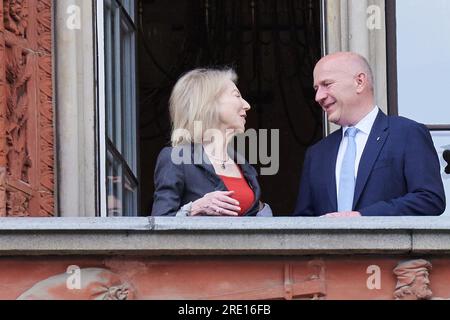 24 juillet 2023, Berlin : Kai Wegner (CDU), maire de Berlin montre Amy Gutmann, États-Unis Ambassadeur, la vue sur la ville depuis les Rotes Rathaus à l’occasion de sa visite inaugurale. Photo : Annette Riedl/dpa Banque D'Images