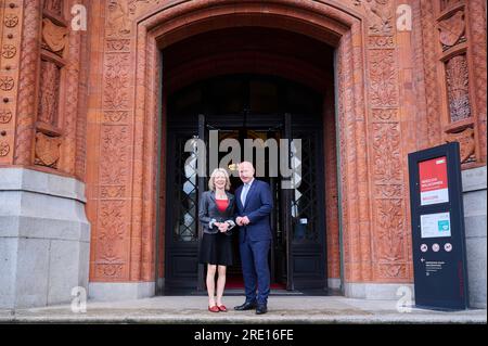 24 juillet 2023, Berlin : Kai Wegner (CDU), maire de Berlin reçoit Amy Gutmann, États-Unis Ambassadeur, aux Rotes Rathaus. Photo : Annette Riedl/dpa Banque D'Images