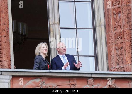 24 juillet 2023, Berlin : Kai Wegner (CDU), maire de Berlin montre Amy Gutmann, États-Unis Ambassadeur, la vue sur la ville depuis les Rotes Rathaus à l’occasion de sa visite inaugurale. Photo : Annette Riedl/dpa Banque D'Images