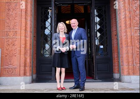 24 juillet 2023, Berlin : Kai Wegner (CDU), maire de Berlin reçoit Amy Gutmann, États-Unis Ambassadeur, aux Rotes Rathaus. Photo : Annette Riedl/dpa Banque D'Images