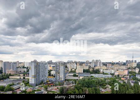 Vue aérienne, les nuages gris pluie se rassemblent au-dessus des immeubles résidentiels de grande hauteur dans la ville. Espace de copie. Banque D'Images