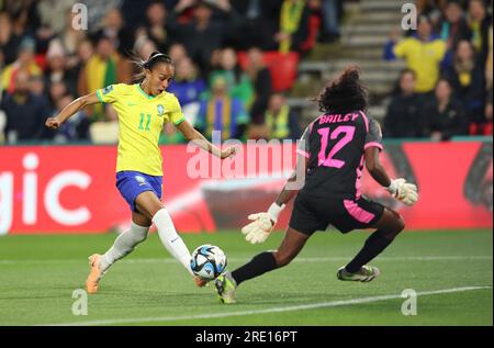 Adélaïde, Australie. 24 juillet 2023. Adriana (L), brésilienne, tire lors du match du groupe F entre le Brésil et le Panama lors de la coupe du monde féminine de la FIFA 2023 à Adélaïde, Australie, le 24 juillet 2023. Crédit : Bai Xuefei/Xinhua/Alamy Live News Banque D'Images