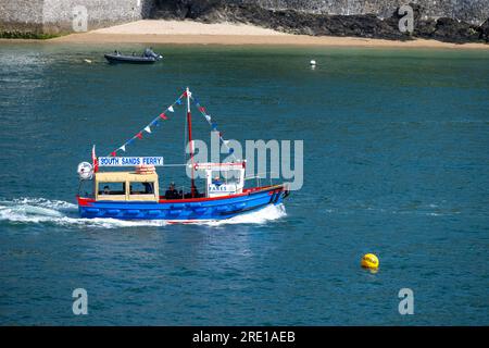 Le ferry pour South Sands naviguant le long de l'estuaire de Salcombe avec la plage East Portlemouth visible au loin, avec des eaux calmes et un sillage visible. Banque D'Images