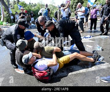 Jérusalem, Israël. 24 juillet 2023. La police israélienne lutte contre les manifestants devant la Knesset alors que le Parlement vote sur le projet de loi de révision judiciaire à la Knesset israélienne, le Parlement, lundi, à Jérusalem, le 24 juillet, 2023. Le gouvernement de Netanyahu a adopté la loi judiciaire clé au milieu d'un conflit national. Photo de Debbie Hill/ crédit : UPI/Alamy Live News Banque D'Images