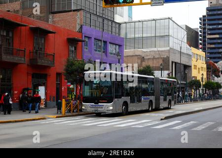 Bus public El Metropolitano C Line sur AV Emancipación dans le centre de Lima, Pérou Banque D'Images