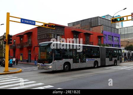 Bus public El Metropolitano C Line sur AV Emancipación dans le centre de Lima, Pérou Banque D'Images