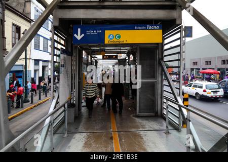 Arrêt de bus public Estacion Tacna, qui fait partie du réseau de bus de transport rapide El Metropolitano, sur AV Emancipación dans le centre de Lima, au Pérou Banque D'Images