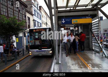 Bus public El Metropolitano A Line à Estacion Tacna sur AV Emancipación dans le centre de Lima, Pérou Banque D'Images