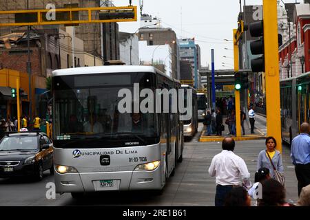 Bus publics El Metropolitano à Estacion Tacna sur AV Emancipación dans le centre de Lima, Pérou Banque D'Images