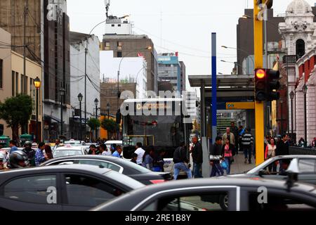 Bus public El Metropolitano C Line à Estacion Tacna sur AV Emancipación dans le centre de Lima, Pérou Banque D'Images