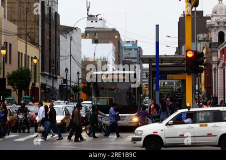 Bus public El Metropolitano C Line à Estacion Tacna sur AV Emancipación dans le centre de Lima, Pérou Banque D'Images