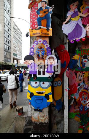 Seigneur des miracles / Señor de los Milagros image et Minions personnages à l'extérieur de la boutique vendant des choses pour les fêtes d'enfants dans le centre de Lima, Pérou Banque D'Images