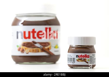 Rome, Italie - 23 juillet 2023 : Nutella édulcoré cacao noisette à tartiner isolé sur fond blanc Banque D'Images