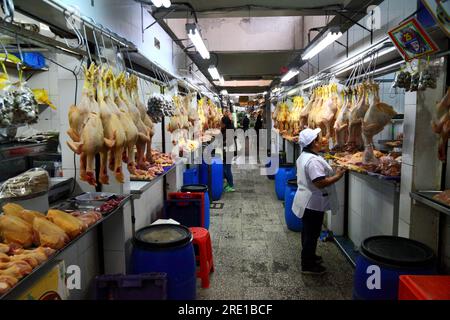 Étals de poulet au marché de la Aurora, AV Emancipación, centre de Lima, Pérou Banque D'Images