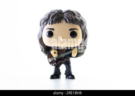 Londres, Royaume-Uni - 23 juillet 2023 : Funko POPO figurine vinyle de John Deacon (Reine) sur fond blanc Banque D'Images